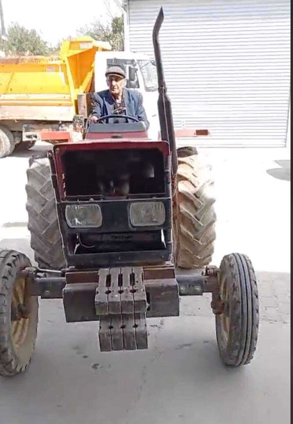 Muğla'da Yaşlı Adam Çeyrek Asır Sonra Çalınan Traktörüne Kavuştu 2